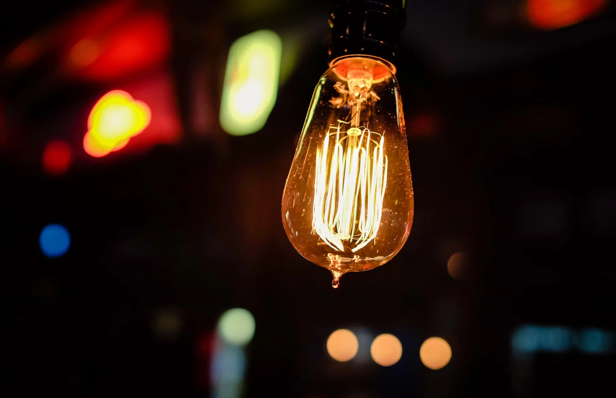 Lampadina a filamento illuminata